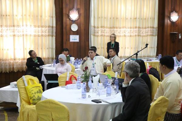 ေလေၾကာင္းပို႔ေဆာင္ေရးညႊန္ၾကားမႈဦးစီးဌာနမွ ညႊန္ၾကားေရးမွဴး ဦးေနဝင္းမွ ပါဝင္ေဆြးေႏြးေနစဥ္