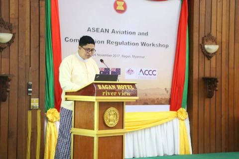 အာဆီယံယွဥ္ၿပိဳင္မႈဆိုင္ရာကၽြမ္းက်င္သူမ်ားအဖြဲ႔ အလွည့္က်ဥကၠဌျဖစ္သူ ကုန္သြယ္ေရးဦးစီးဌာန၊ ညႊန္ၾကားေရးမွဴး ဦးေအာင္မင္းသိုက္မွ အဖြင့္အမွာစကားေျပာၾကားေနစဥ္